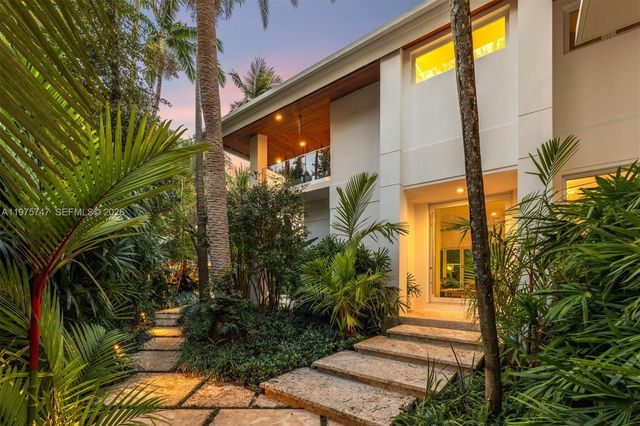 7150 W Lago Dr, Coral Gables, FL 33143