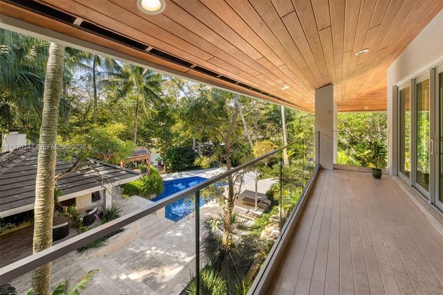 7150 W Lago Dr, Coral Gables, FL 33143