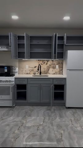 49 Gladys Street, Lindenhurst, NY 11757