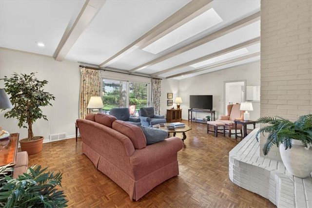 2910 W 66th Terrace, Mission Hills, KS 66208