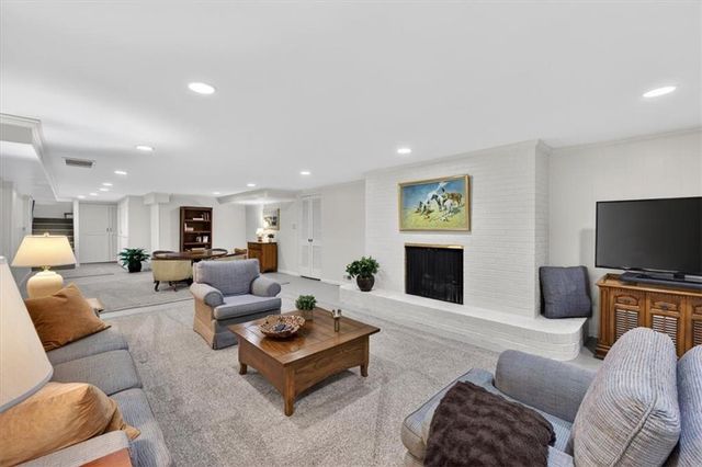 2910 W 66th Terrace, Mission Hills, KS 66208