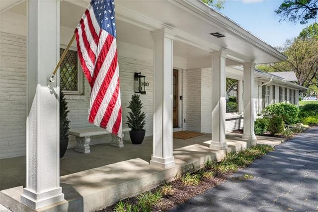 2910 W 66th Terrace, Mission Hills, KS 66208