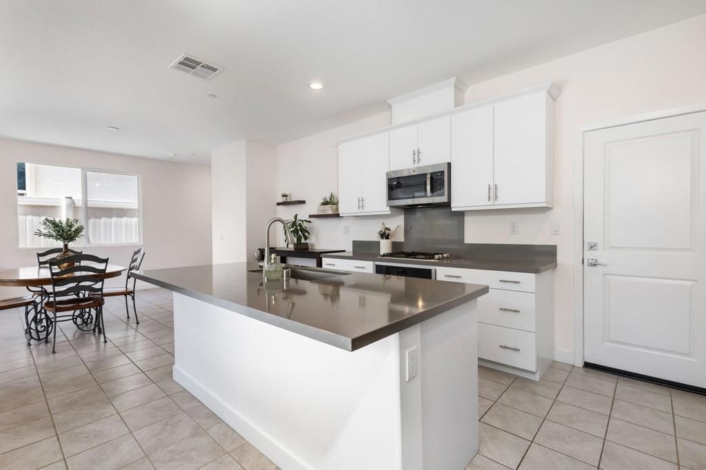Image 11 of property listing at 76333 Oxford Lane, Palm Desert, CA 92211