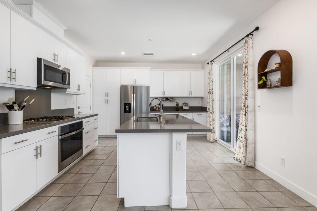 Image 9 of property listing at 76333 Oxford Lane, Palm Desert, CA 92211