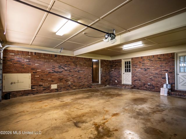 5042 Dummyline Road, Batesville, MS 38606