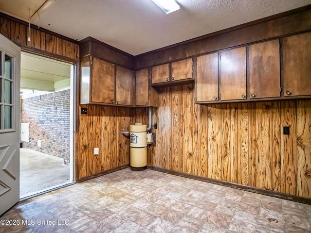 5042 Dummyline Road, Batesville, MS 38606