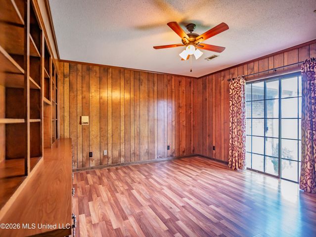 5042 Dummyline Road, Batesville, MS 38606
