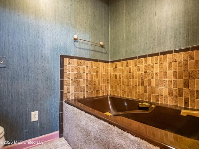 5042 Dummyline Road, Batesville, MS 38606
