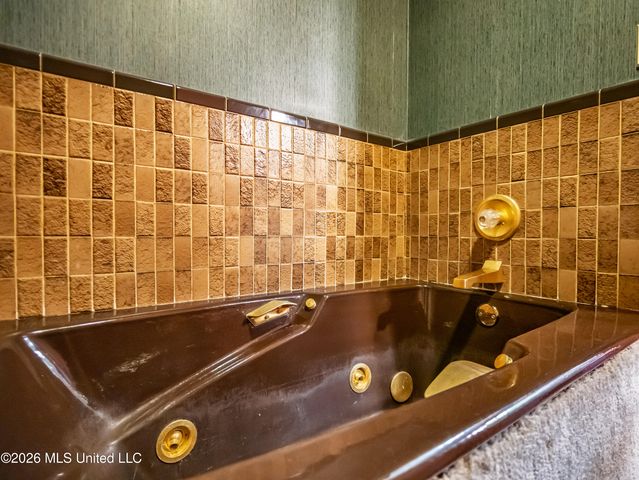5042 Dummyline Road, Batesville, MS 38606
