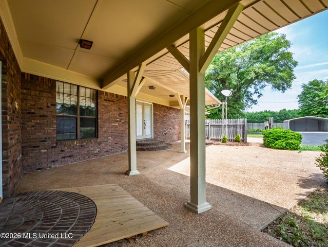 5042 Dummyline Road, Batesville, MS 38606