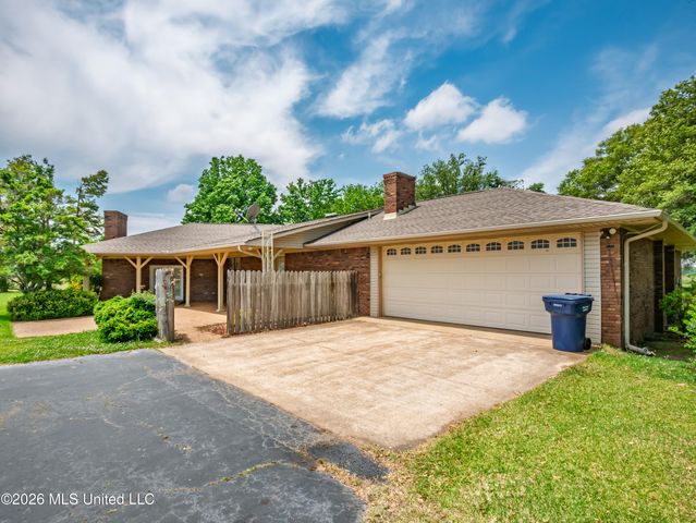 5042 Dummyline Road, Batesville, MS 38606