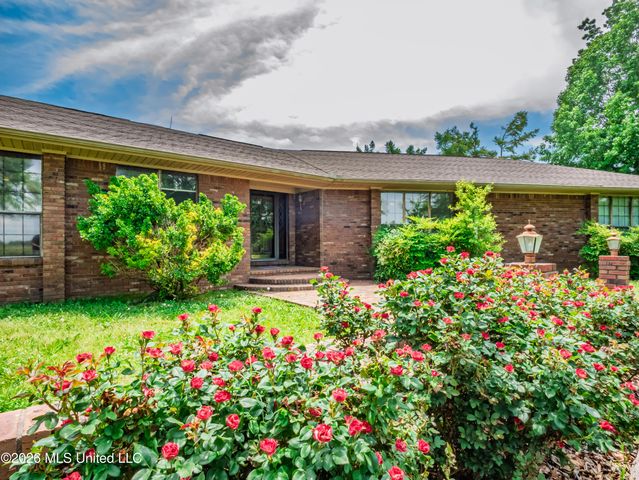 5042 Dummyline Road, Batesville, MS 38606