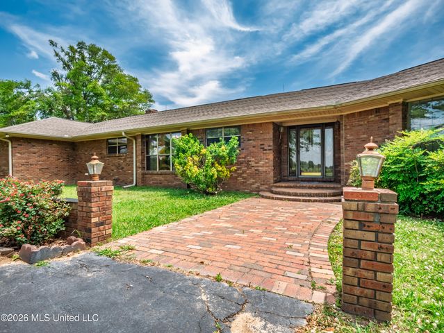 5042 Dummyline Road, Batesville, MS 38606