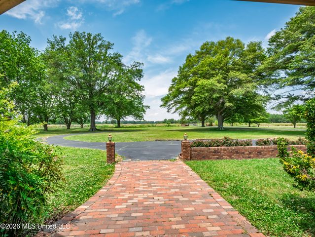 5042 Dummyline Road, Batesville, MS 38606