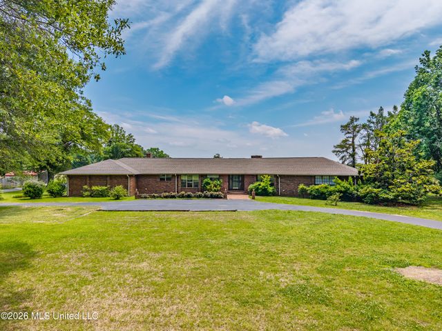 5042 Dummyline Road, Batesville, MS 38606