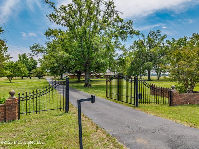5042 Dummyline Road, Batesville, MS 38606