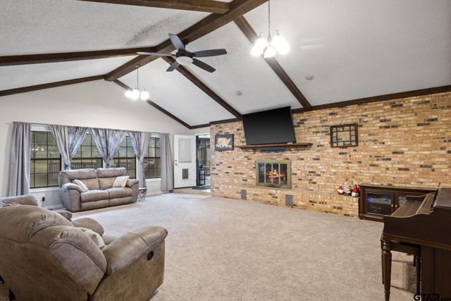 195 County Road 4164, Pittsburg, TX 75686