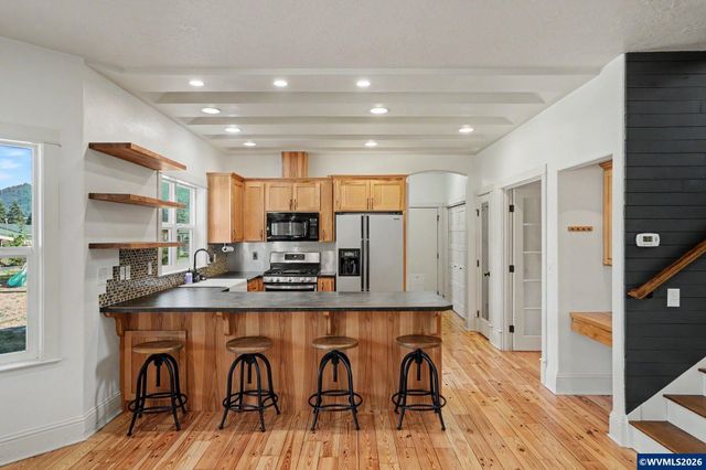 764 3rd St, Lyons, OR 97358