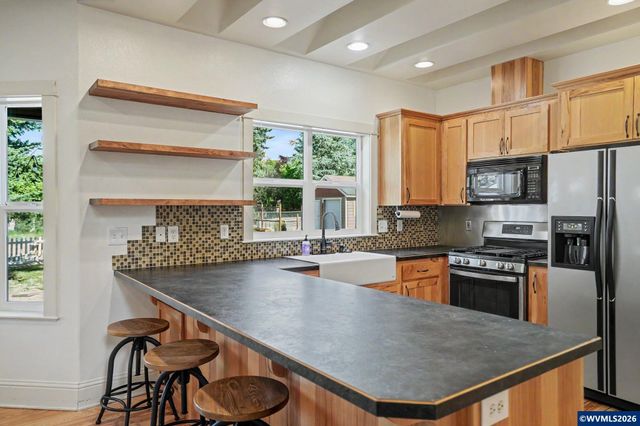 764 3rd St, Lyons, OR 97358