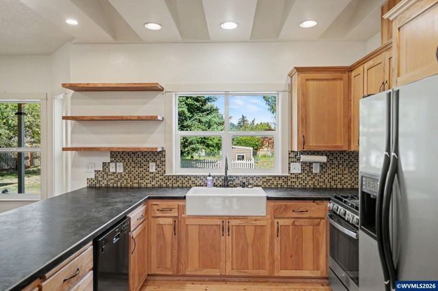 764 3rd St, Lyons, OR 97358