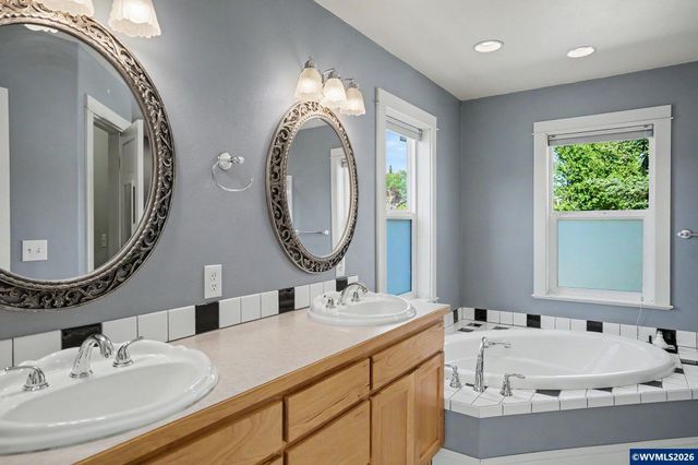 764 3rd St, Lyons, OR 97358