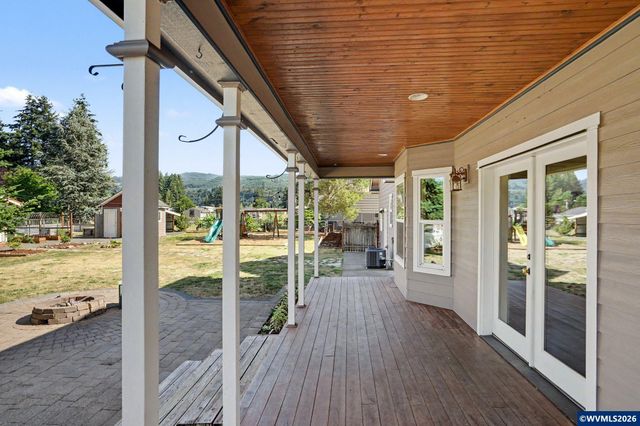 764 3rd St, Lyons, OR 97358