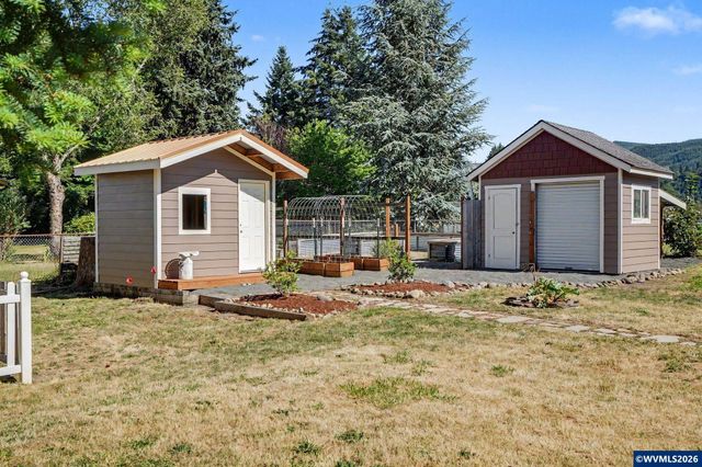 764 3rd St, Lyons, OR 97358