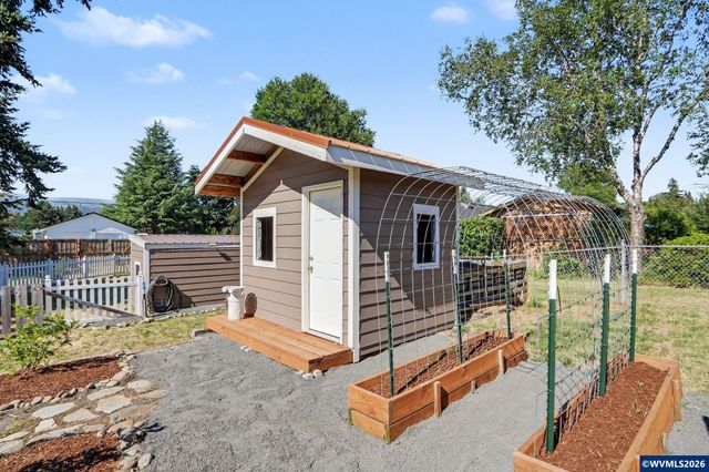 764 3rd St, Lyons, OR 97358