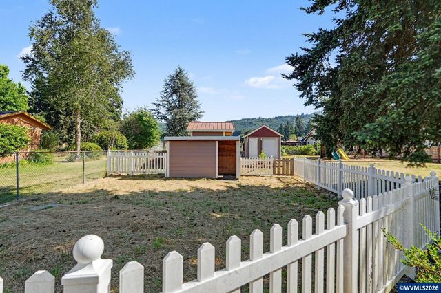 764 3rd St, Lyons, OR 97358