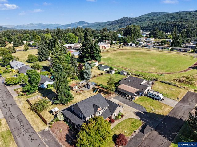 764 3rd St, Lyons, OR 97358