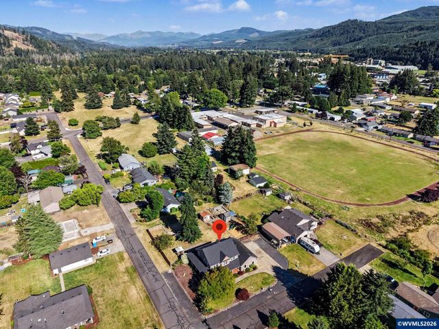 764 3rd St, Lyons, OR 97358