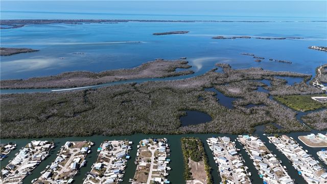 3900 Royal Palm DR, St James City, FL 33956