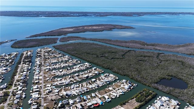 3900 Royal Palm DR, St James City, FL 33956