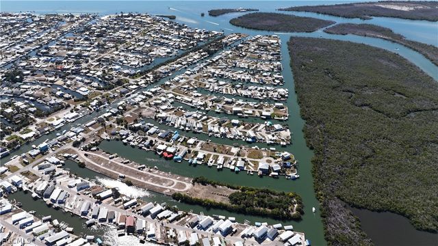 3900 Royal Palm DR, St James City, FL 33956