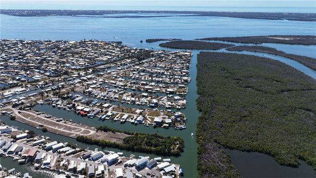 3900 Royal Palm DR, St James City, FL 33956