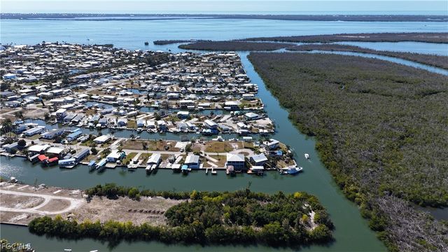 3900 Royal Palm DR, St James City, FL 33956