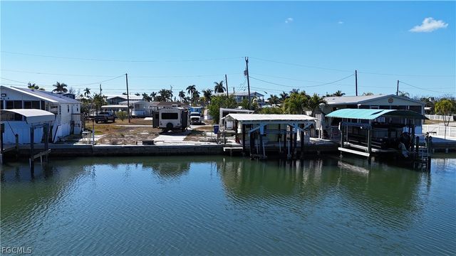 3900 Royal Palm DR, St James City, FL 33956