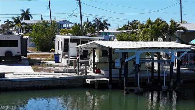 3900 Royal Palm DR, St James City, FL 33956