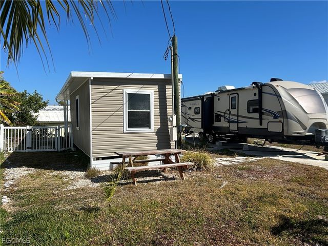 3900 Royal Palm DR, St James City, FL 33956