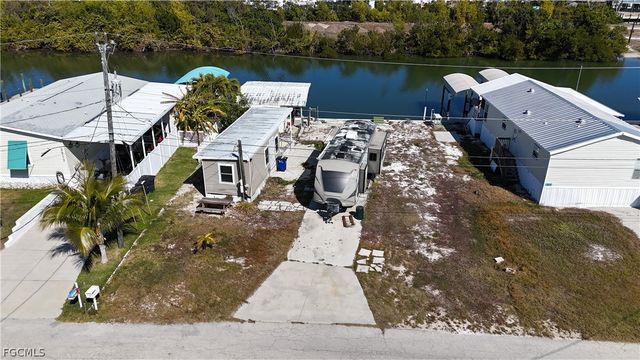3900 Royal Palm DR, St James City, FL 33956