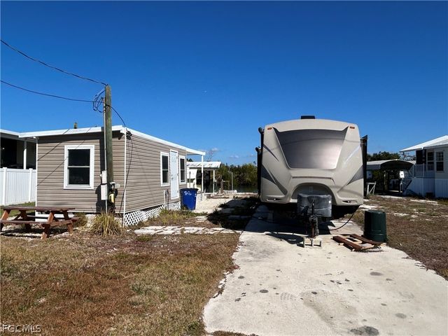 3900 Royal Palm DR, St James City, FL 33956