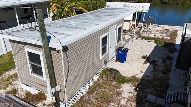 3900 Royal Palm DR, St James City, FL 33956