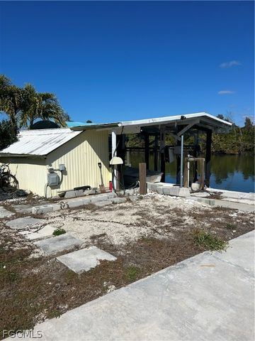 3900 Royal Palm DR, St James City, FL 33956