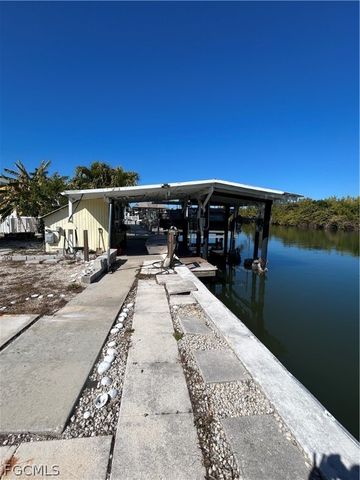 3900 Royal Palm DR, St James City, FL 33956