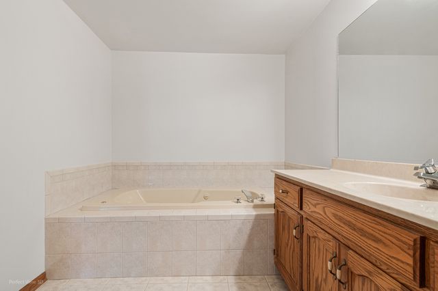 18431 PINE CONE Drive 1, Tinley Park, IL 60477