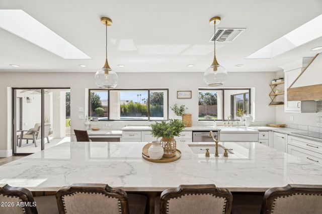 5621 E VOLTAIRE Avenue, Scottsdale, AZ 85254