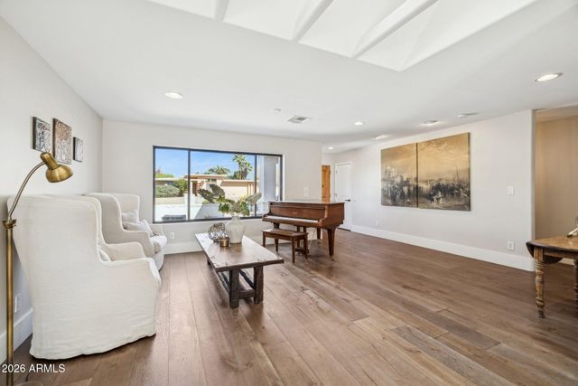 5621 E VOLTAIRE Avenue, Scottsdale, AZ 85254