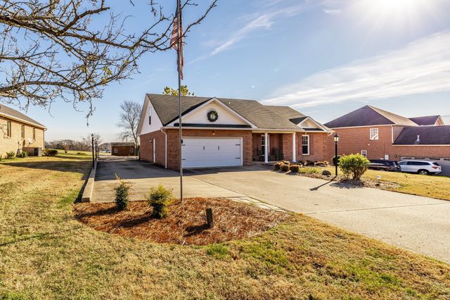 415 Woodlands Dr, Gallatin, TN 37066