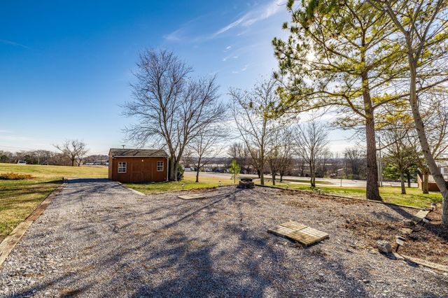 415 Woodlands Dr, Gallatin, TN 37066