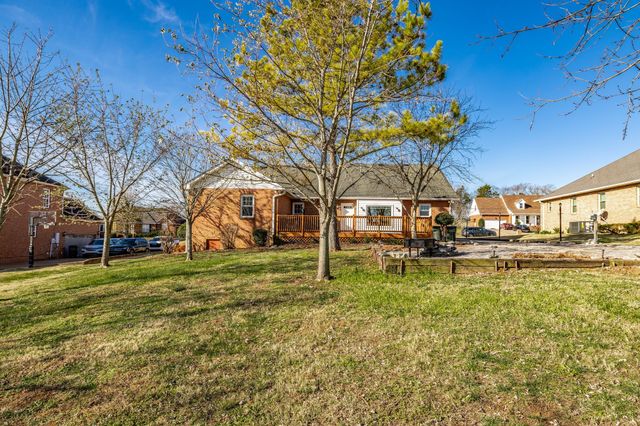 415 Woodlands Dr, Gallatin, TN 37066